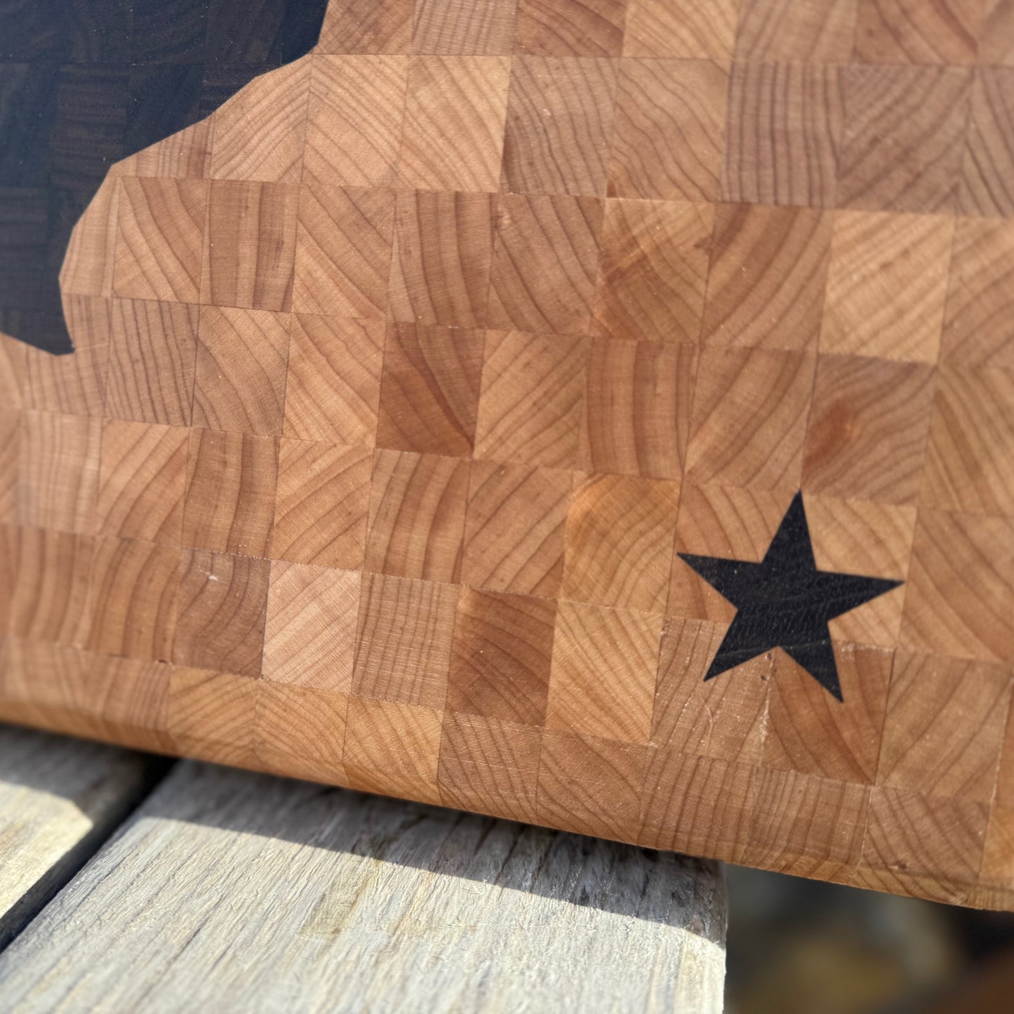 End-Grain Maple Cutting Board – Texas & Stars Inlay (14x20x2)